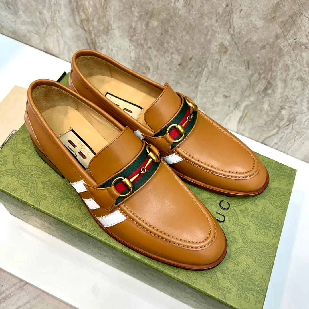Original leather outsole P900 Brand: Co-branded Adidas｜GUCCI (Gucci) Standard code: Men's size 38–44 (45/46 can be customized) Grade: Same style as the official website Original quality Material: Original cowhide Leather lining Original leather outsole Style category: Men's fashionable casual leather shoes Distinguished big-name luxury elements top luxury Color: Actual picture
